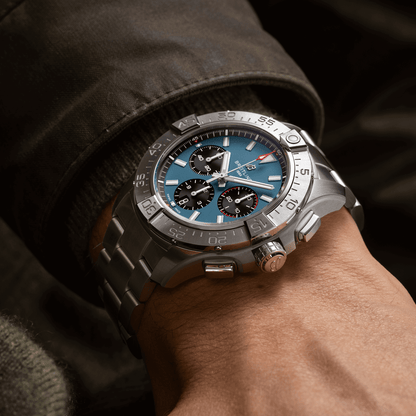 Montre Breitling Avenger B01 Chronograph automatique cadran bleu